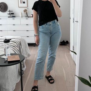 A&F Curve Love 90's Straight Ultra High Rise light distressed